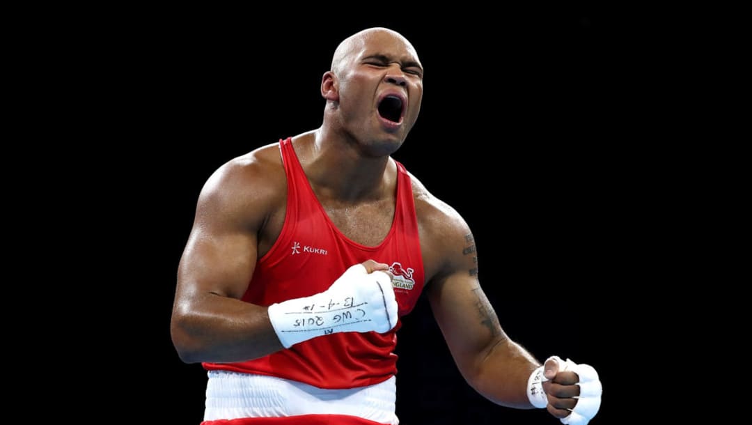 Frazer Clarke, de Inglaterra, celebra su victoria en la semifinal de pesos superpesados +91kg contra Patrick Mailata, de Nueva Zelanda, en los Juegos de la Commonwealth 2018. (Imagen por Mark Metcalfe/Getty Images)