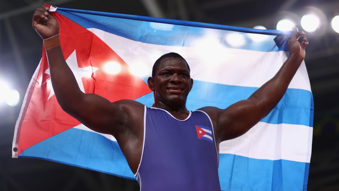 RÍO DE JANEIRO, BRASIL - 15 DE AGOSTO:  Mijaín López Nuñez, de Cuba, celebra of Cuba su victoria sobre el turco Riza Kayaalp en el combate por el oro de 130 kg lucha grecorromana en los Juegos Olímpicos de Río 2016, en el Carioca Arena 2, el 15 de agosto de 2016 en Río de Janeiro, Brasil.  (Imagen por Ryan Pierse/Getty Images)