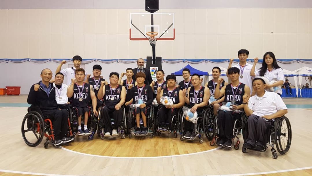 韩国轮椅篮球队缅怀已故教练